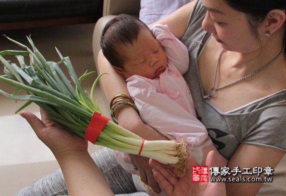 丁寶寶(新北永和區嬰兒寶寶滿月剃頭理髮、免費嬰兒剃胎毛儀式吉祥話)。中國風會場，爸媽寶貝免費穿「日中韓」古裝禮服。專業拍照、DVD光碟、證書。★購買「臍帶章、肚臍章、胎毛筆刷印章」贈送：剃頭、收涎、抓周，三選一。 2015.10.05 照片13